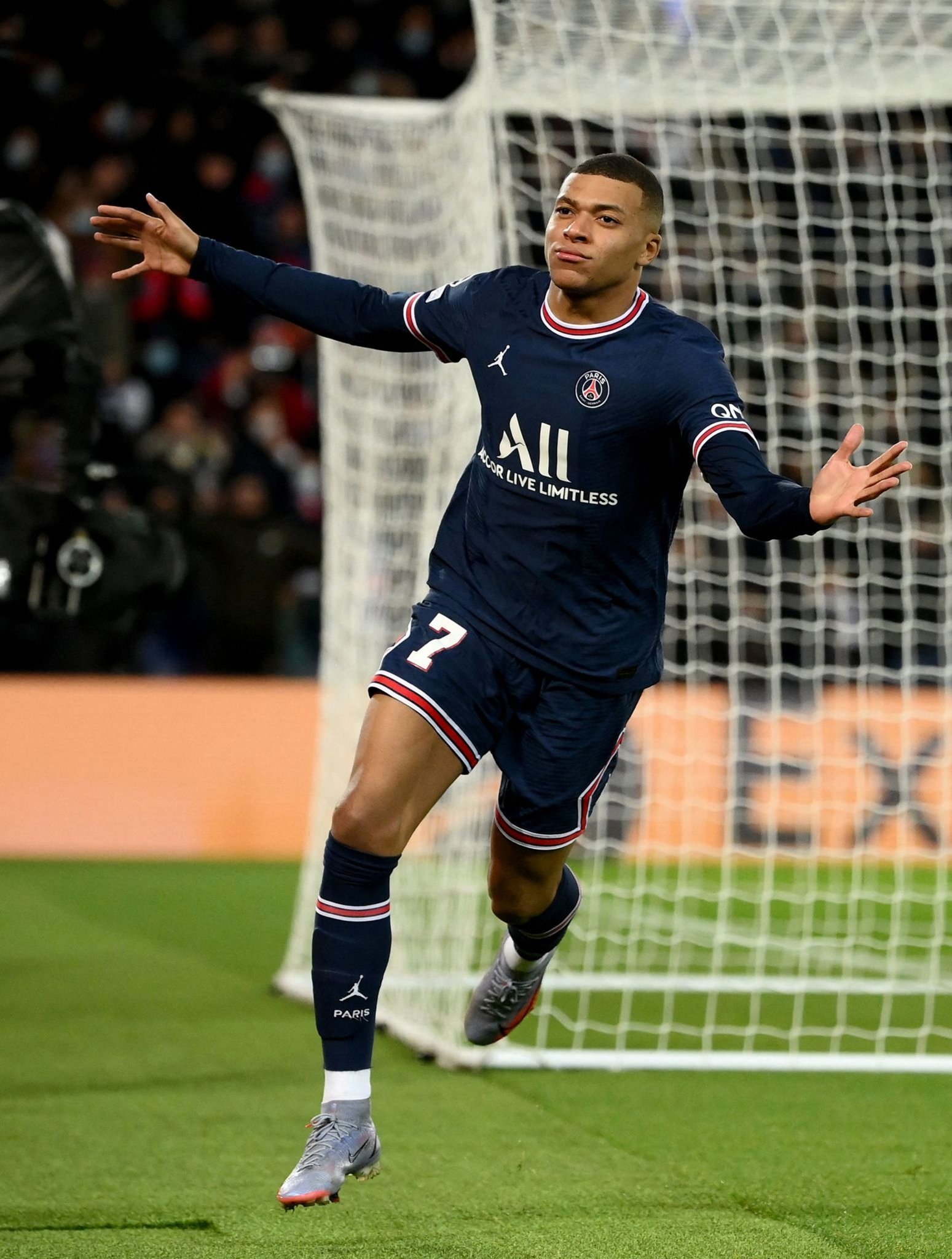 铁人！德里赫特成曼联本赛季唯一全勤球员（曼联本季唯一全勤，德里赫特化身铁人）