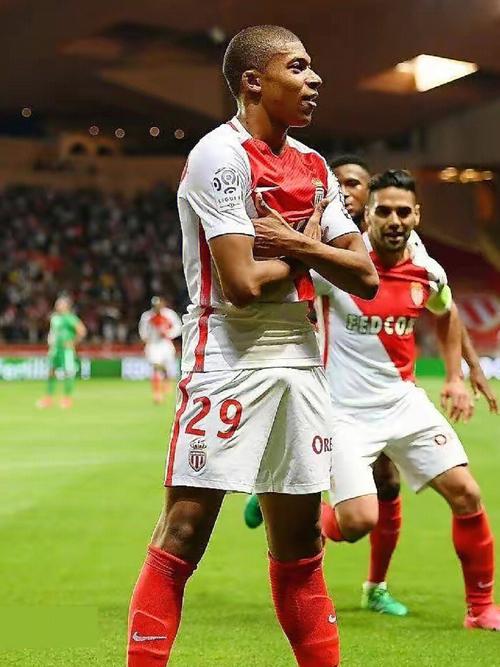 随着曼联1-1遭绝平，英超最新积分榜出炉：阿森纳一枝独秀