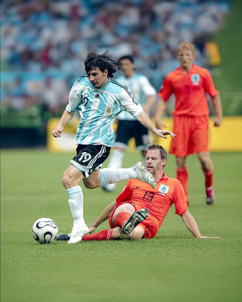 他是申花最被低估的球员，为俱乐部宁愿枯坐板凳，今年只出场一次