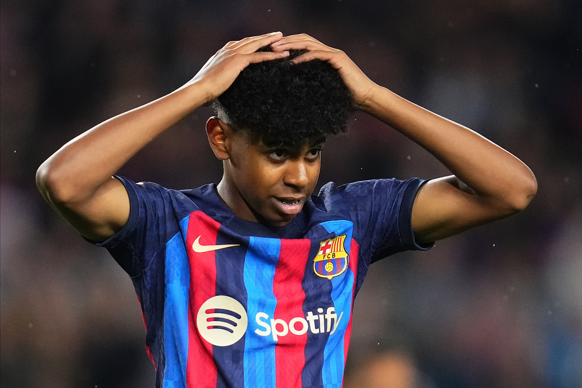 巴萨官方：受大雾影响，球队客战贝蒂斯的航班延误一小时